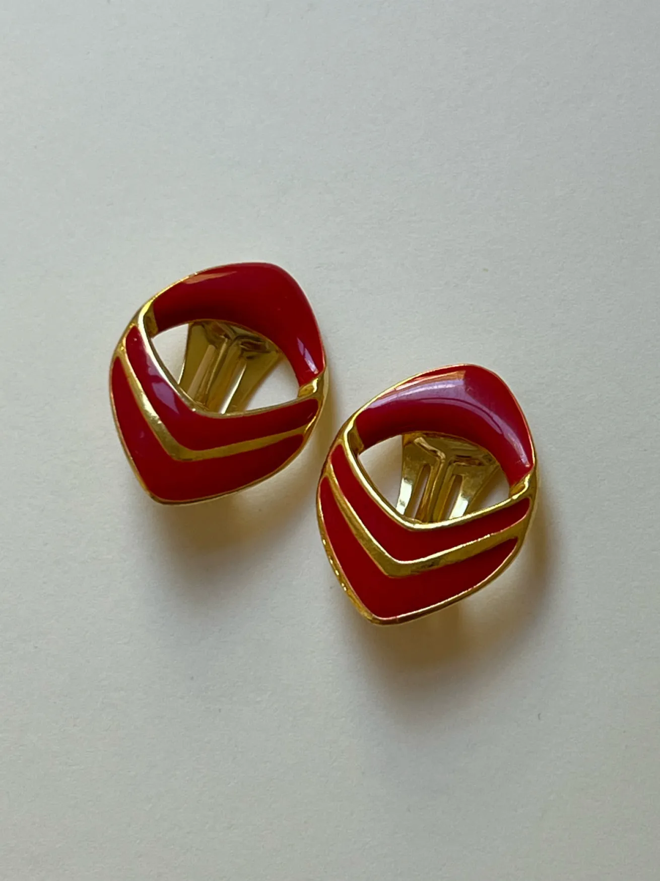 Chilli Red Arrow Clip-Ons (Vintage)