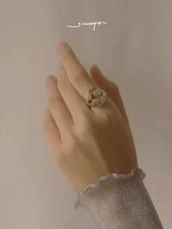 3 LOTUSES Signet Ring // GABI EXCLUSIVE